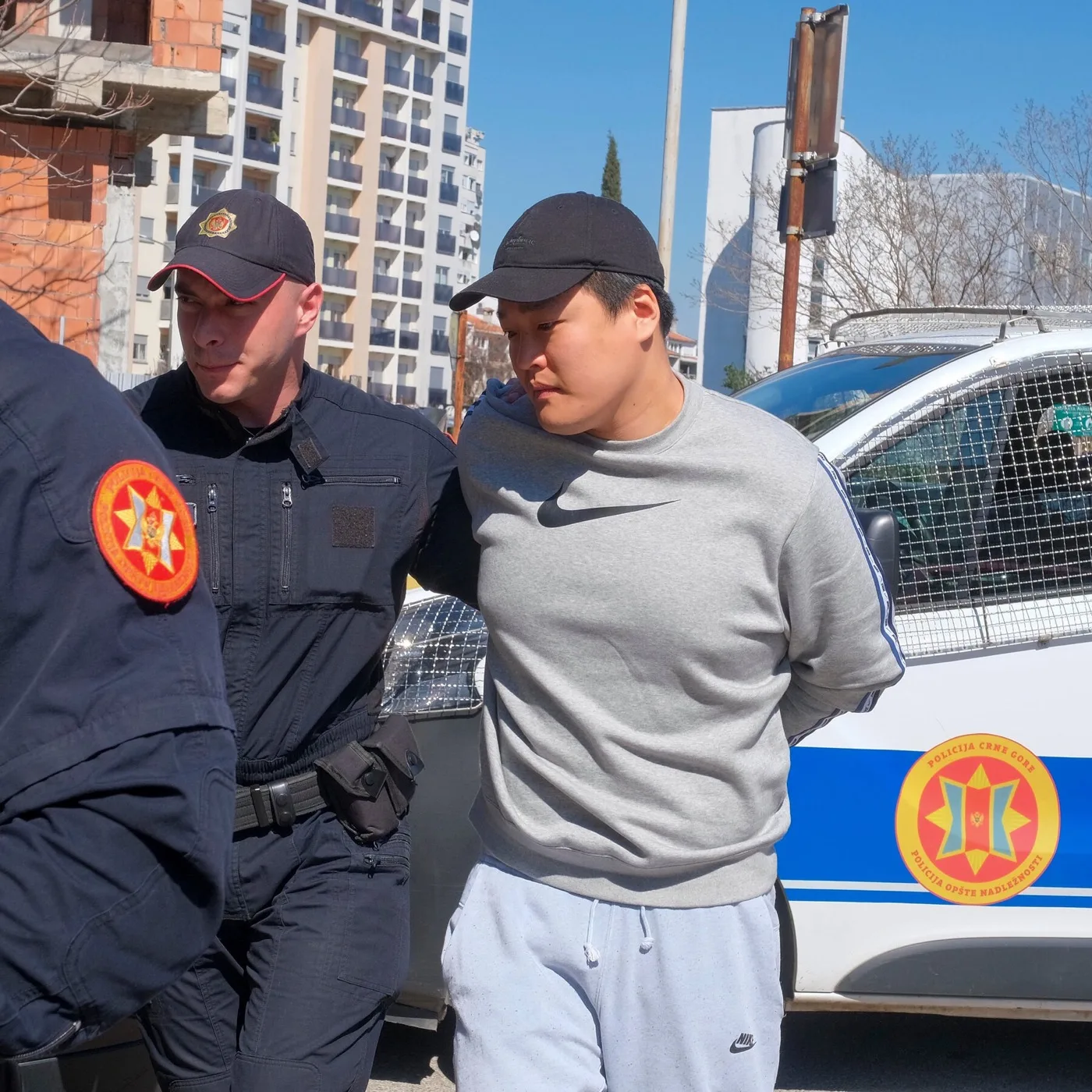 Do Kwon wordt na zijn arrestatie in Podgorica door de Montenegrijnse politie begeleid
