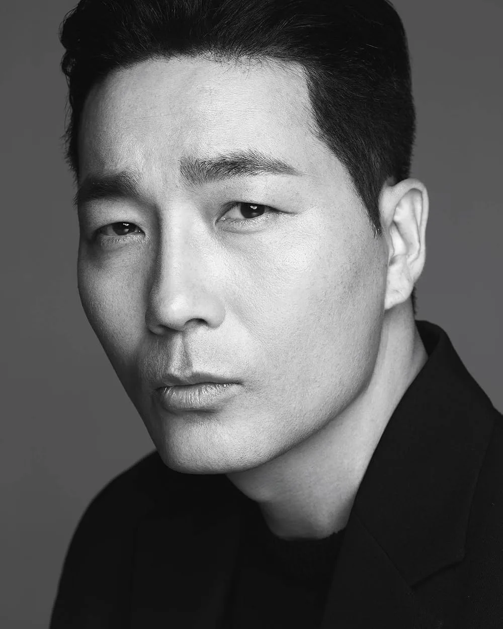 Filmisch zwart-witportret van Do Kwon